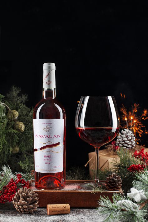 Christmas Theme Food Photography, Red Wine Product Photography, Christmas Wine Photoshoot, Wine Christmas Photography, Christmas Wine Photography, Wine Photoshoot, Wine Bottle Photography, Wine Advertising, Bottle Photography