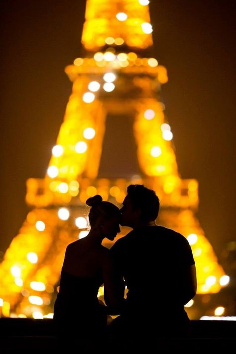 Paris engagement photo True Story Books, Couples Holiday, Wedding Speech, I Love Paris, Paris Love, Foto Vintage, Best Love Quotes, The Eiffel Tower, Romantic Love Quotes