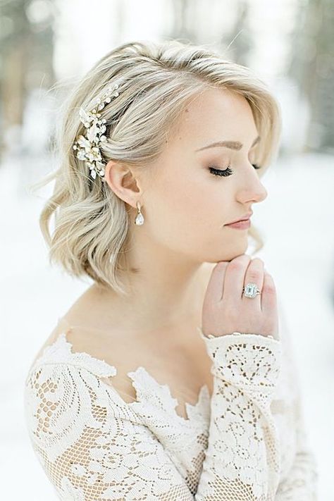 Coiffure wavy mariage : conseil coiffage et idées pour le jour J ! Short Bridal Hair, Short Hair Bride, Silver Hair Clip, Bridesmaids Hair, Wedding Hair Inspiration, Short Wedding Hair, Penteado Cabelo Curto, Bridal Hair And Makeup, Wedding Hair And Makeup