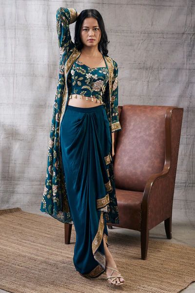 Skirt Top Jacket Indian Outfit, Dhoti Blouse With Jacket, Indian Skirts And Tops, Indian Fusion Wedding Outfits, Unique Outfit For Wedding, Dhoti Drape Skirt, Unique Outfits For Wedding, Skirt And Top From Saree, Draped Skirt Outfit Western