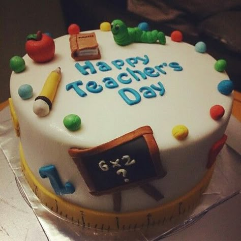 Teacher's Day cake Teachers Day Theme Cake, Cake Hari Guru Aesthetic, Teacher Cakes Ideas Birthday, Teachers Day Cake Design, Pap Cake, Teachers Day Cake Ideas, Kue Hari Guru, Teacher Appreciation Cake, Teachers Day Cake