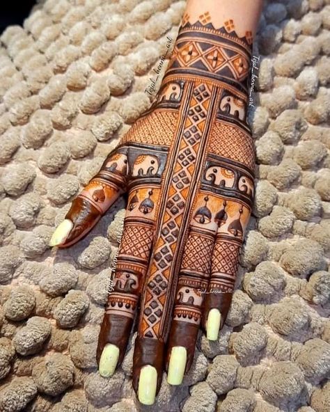 31 Mehndi Designs For Diwali That Are Trending This Season Henna Tattoo Design, Tattoo Designs Henna, Beautiful Simple Mehndi Design, Henna Hands, Tattoos Henna, Front Mehndi Design, Henna Hand, Simple Mehndi Design, मेहंदी डिजाइन