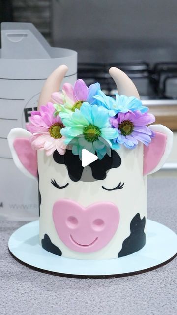 Cow Cake Tutorial, Diy Cow Cake, Cow Cake Ideas, Cute Cow Cake, Butter Ganache Recipe, Cake Cow, Frost Form, Cow Birthday Cake, Butter Ganache