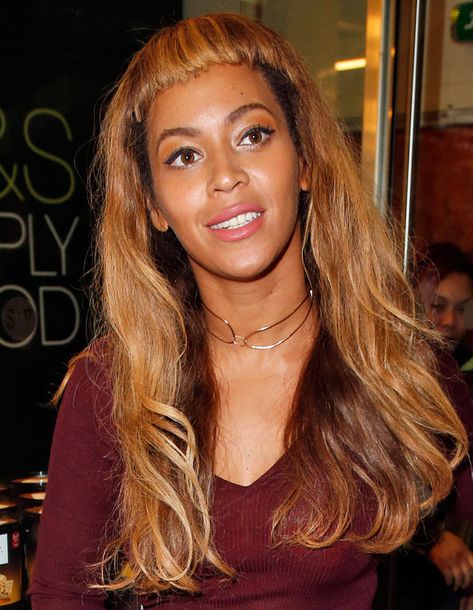 Beyoncé Debuts Super Short Bangs in Paris?Do You Think It's a Wig? | E! Online Mobile Front Bangs Hairstyles, Beyonce Wig, Celebrity Bangs, Very Short Bangs, Beyonce Hair, Long Face Shapes, Cool Hairstyles For Girls, Short Bangs, Haircut Inspiration