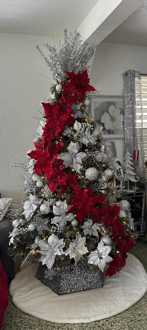 Red And White Xmas Tree Decorating Ideas, White Red Silver Christmas Tree, Christmas Tree Ideas Silver, Red White And Silver Christmas Tree, Green Christmas Tree Decorations, Elegant Christmas Tree Decorations, Christmas Tree Inspo, Red And Gold Christmas Tree, Frosted Christmas Tree