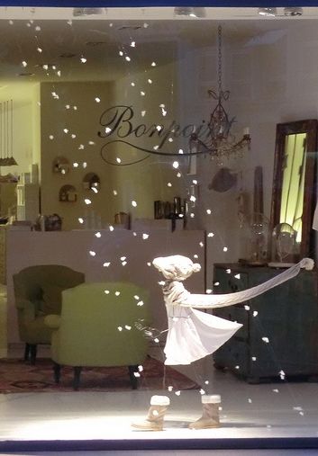 Gorgeous "motion" window Winter Window Display, Vitrine Design, Holiday Window Display, Decoration Vitrine, Store Window Display, Christmas Window Display, Store Window Displays, Winter Window, Boutique Display