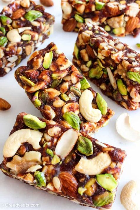 Healthy Date Bars (Healthy Date Nut Bars) - Greedy Eats Date Bars Healthy, Date Bars Recipe, Easy Breakfast Bar, Date Nut Bars, Bars Recipes Healthy, Breakfast Bars Recipe, Bars Healthy, Healthy Snack Bars, Fruit And Nut Bars