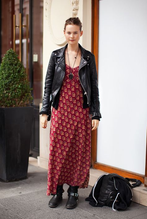 Leather jacket, printed maxi dress and biker boots Boho Leather Jacket, Behati Prinsloo Style, Models Off Duty Style, Behati Prinsloo, Style Inspiration Casual, Classic Wardrobe, Celebrity Street Style, Formal Style, Inspiration Style