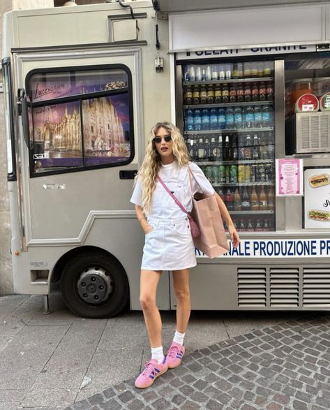 Pink Adidas Outfit, Pink Sneakers Outfit, Pink Shoes Outfit, Adidas Gazelle Outfit, Emili Sindlev, Ideas De Outfits, Chic Sneakers, Adidas Outfit, Outfits Verano