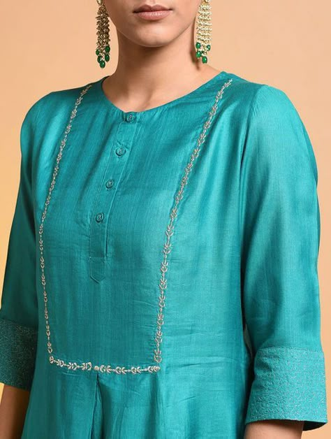 Suit Tutorial, Embroidery Kurtis, Plain Kurti Designs, Kurta Pattern, Long Blouses, Plain Kurti, Long Hijab, Silk Kurti Designs, Salwar Neck Designs