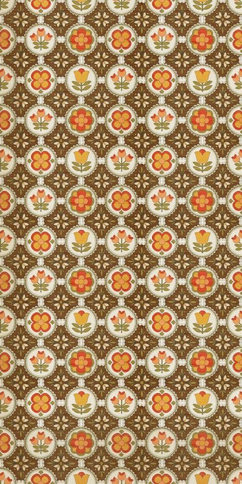 Geometric floral wallpaper from the 1970s in brown with red, yellow and green by the wallpaper company Rasch. The paper is embossed, firm and of very good quality. W 0.53 m Running meters are sold here for 8.90 euros (if you buy several meters, the wallpaper will be delivered in one piece); Unfortunately, entire rolls are sold out. This wallpaper is an authentic, old stock vintage wallpaper from the 1970s in limited quantity. You can buy by the meter (1 meter = 1.09 yard). Retro Wallpaper Kitchen, Autumnal Phone Wallpaper, 70s Patterns Wallpaper, Retro Wallpapers Vintage 1970s, Fall Wallpaper Vintage, Granny Wallpaper, Grandma Wallpaper, Vintage Wallpaper Iphone Retro, Ugly Wallpaper