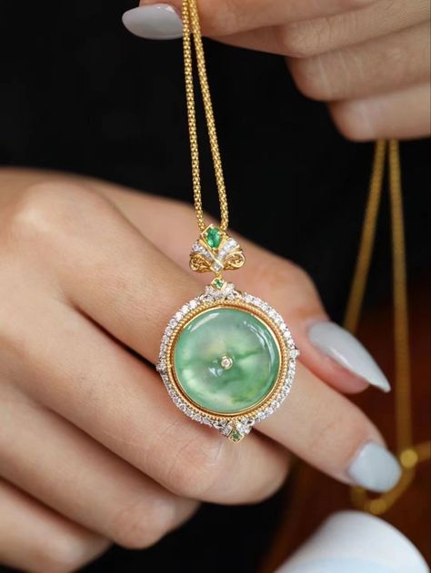 Jade Pendant Design, Fashion Jewelry Necklaces Gold, Faberge Jewelry, Antique Necklaces Design, Diamond Pendants Designs, Pretty Jewelry Necklaces, Bridal Diamond Jewellery, Indian Jewellery Design Earrings, Silver Jewelry Design