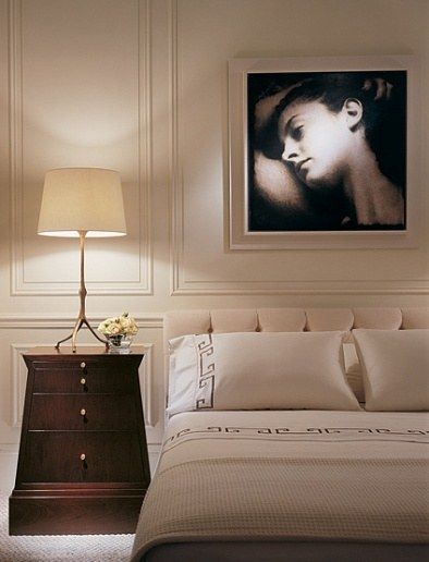 "What attracted me to the master bedroom was that it was light-filled—a rarity in Paris—and that it had wonderful proportions. It was the easiest area in the place to restore; I didn't have to do much to it at all." The 1998 photograph is another Caldwell. Wolf Den, Thomas Pheasant, Bedrooms Decor, Classic Bedroom, Master Bedrooms, Master Bedrooms Decor, Main Bedroom, Design Living Room, Classic Interior