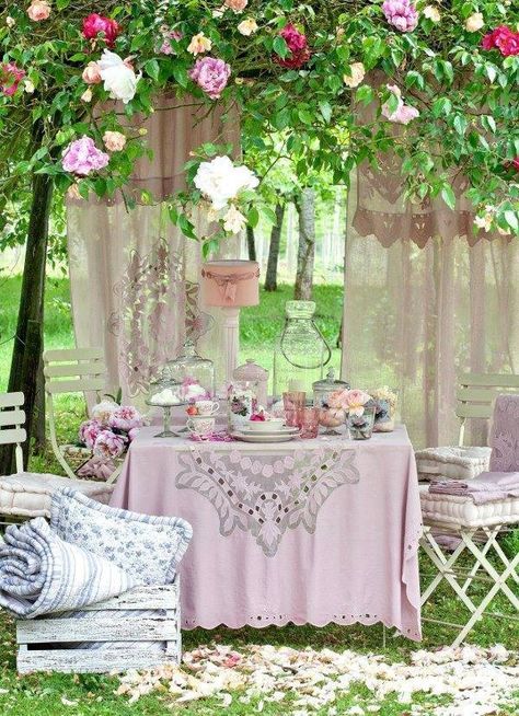 Curtain Backdrop:  Love the sheer curtain.  Makes everything look so lovely. #anthropologie #pintowin Jardin Style Shabby Chic, Shabby Chic Garden Decor, Easter Outdoor, Vintage Tea Parties, Flowers Hanging, Decoration Shabby, Shabby Chic Garden, Tea Rooms, Outdoor Set