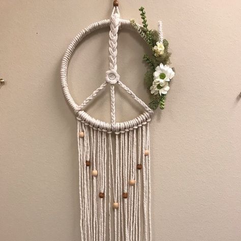 Macrame Peace Sign, Dreamcatcher Macrame, Macrame Dreamcatcher, Boho Crafts, Macrame Colar, Mini Macrame, Handmade Dreamcatcher, Handmade Macrame, Macrame Tutorial