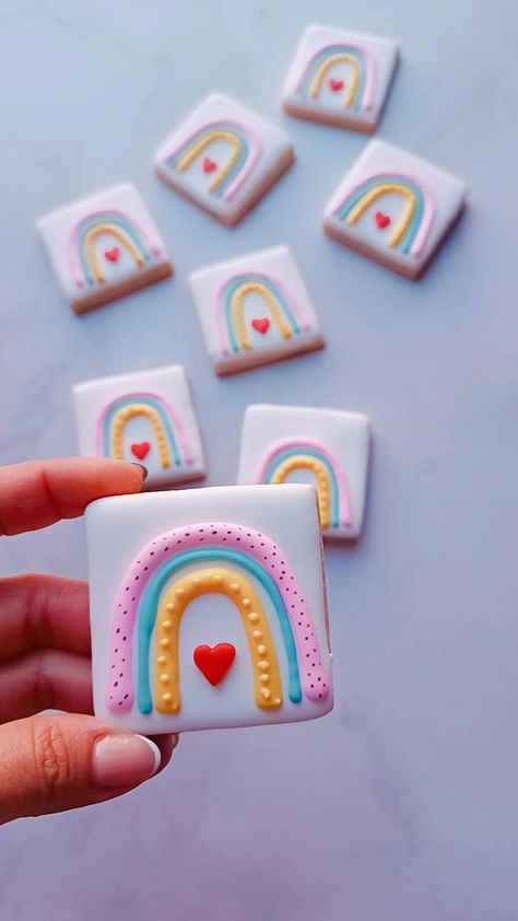 #cookiesdecoradas #shabychic #arcoiris #glaseteal #galletitasdearcoiris Magic Cookies, Royal Icing Cookies Recipe, Cook Art, Watercolor Cookies, Cookies Decoradas, Sugar Cookie Designs, Diy Birthday Party, Mini Cake, Bday Girl