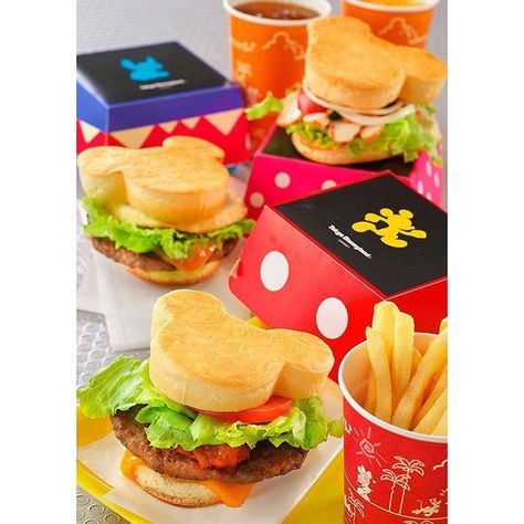 #MickeyBurger Best Disneyland Food, Disneyland Tomorrowland, Burgers And Fries, Disney Tokyo, Disney Desserts, Tema Disney, Disneyland Food, Disney Treats, Disney World Food