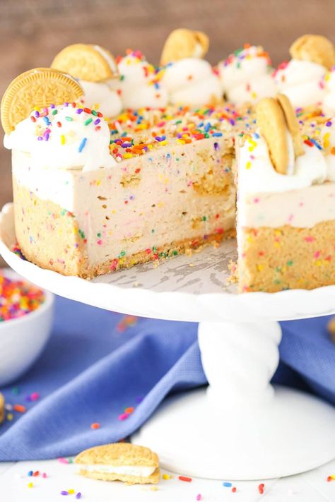 Happy Birthday! This no-bake birthday cake cheesecake is made with Funfetti cake mix & Golden Birthday Cake Oreos. It's filled with birthday cake flavor and makes the perfect dessert for any celebration. Cheesecake Types, Birthday Cheesecake Ideas, Birthday Cake Oreos, Funfetti Oreo, Funfetti Sprinkles, Birthday Cake Oreo, Oreos Cake, Birthday Cake Cheesecake, Oreo Birthday Cake