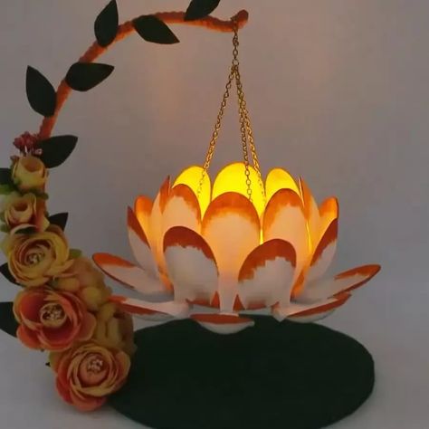 Woman paints tips of plastic spoons and glues them together to make beautiful candle holder Candles Holders Ideas, Lantern Ideas Decorative, Diy Barang Bekas, Paper Lamp Craft, Bay Decoration, Spoon Candle Holder, Diya Making, Candle Decoration Ideas, Candle Holders Diy