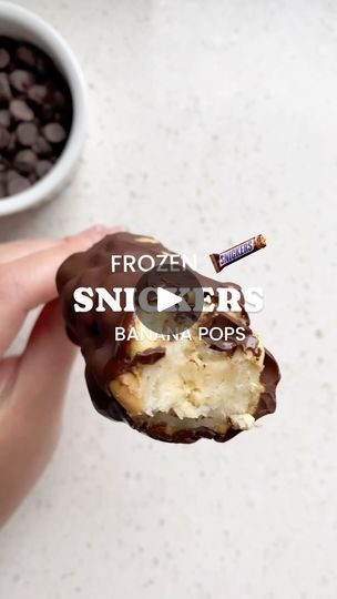 Snickers Banana, Frozen Banana Pops, Vegan Chocolate Chips, Banana Pops, Plant Based Cookbook, Easy Summer Desserts, My Favourite Things, Popsicle Stick, Vegan Chocolate Chip