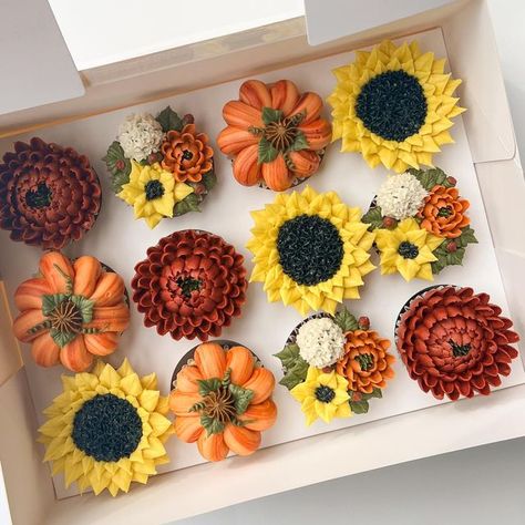 Fall Birthday Cupcakes For Women, Fall Buttercream Cupcakes, Fall Buttercream Cookies, Fall Floral Cupcakes, Fall Flower Cupcakes, Harvest Cupcakes, Fall Themed Cupcakes, Thanksgiving Cupcakes Decoration, Fall Cupcakes Decoration