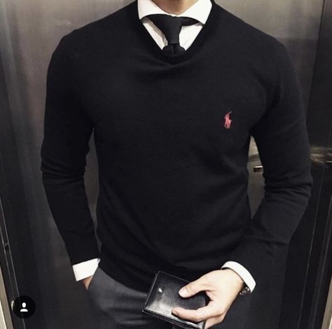 Mens Fashion Sweaters, Preppy Mens Fashion, Mens Fashion Urban, Style Watch, Style Preppy, Gentleman Style, Fashion Mens, Black Sweater, Mens Casual Outfits