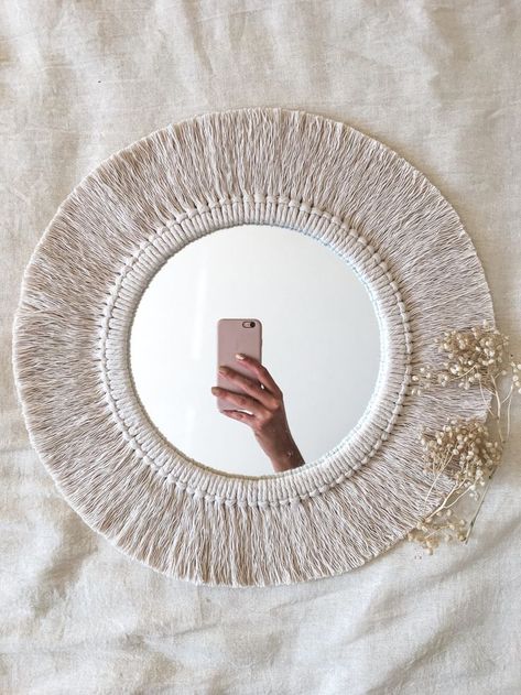 Macrame Mirror Tutorial, Diy Round Mirror, Pola Macrame, Boho Mirror, Mirror Gallery Wall, Rope Mirror, Macrame Mirror, Diy Yarn Crafts, Mini Macrame