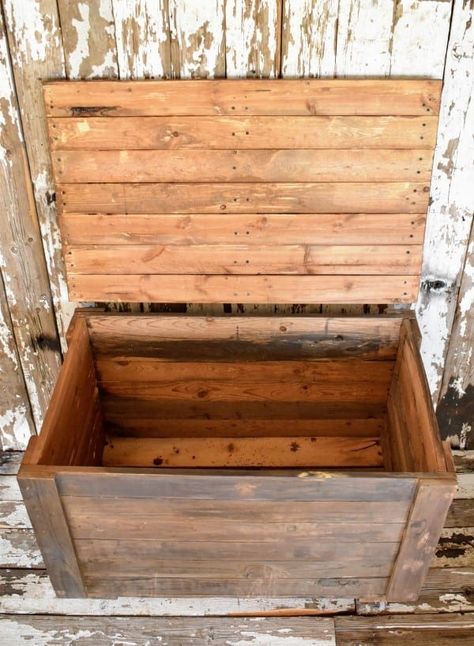 Pallet Wood Storage, Pallet Trunk, Diy Wood Chest, Diy Storage Trunk, Chests Diy, Pallet Storage, Pallet Boxes, Pallet Designs, Pallet Crafts