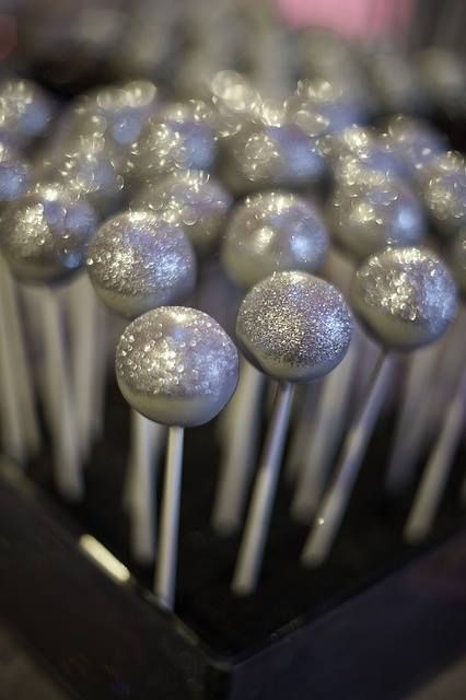 Happy New Year Cake Pops Silver Cake Pops, Glitter Cake Pops, Metallic Cake, Sparkle Cake, Metallic Wedding, Silver Cake, New Year's Cake, Silver Party, Glitter Cake