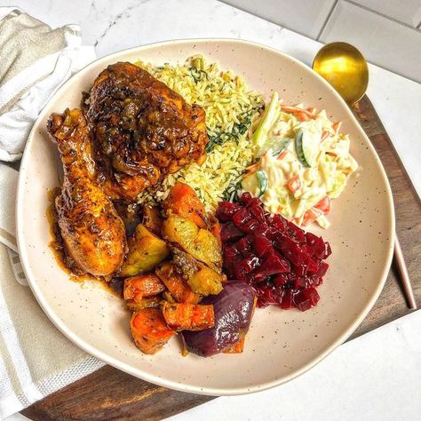 Cooking_with_Nthabi on Instagram: "SUNDAY PLATE 💗" Sunday Plate Ideas, Plates Of Food Meals, Soul Food Lunch Ideas, Sunday Food Ideas Dinners, Sunday Plate Food, Healthy Sunday Lunch Ideas, Lunch Plate Ideas, African Meals Dinners, How To Plate Food