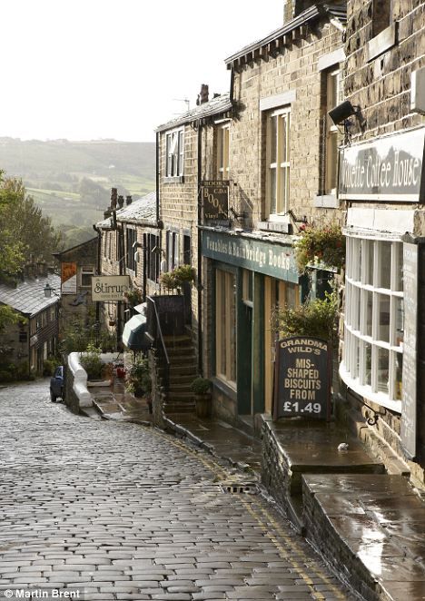 Victorian Street Victorian Architecture England, Victorian Countryside Aesthetic, Victorian London Architecture, Victorian Street Aesthetic, Victorian Village Aesthetic, 1880s Architecture, Abandon Village, Victorian England Aesthetic, Victorian Yorkshire