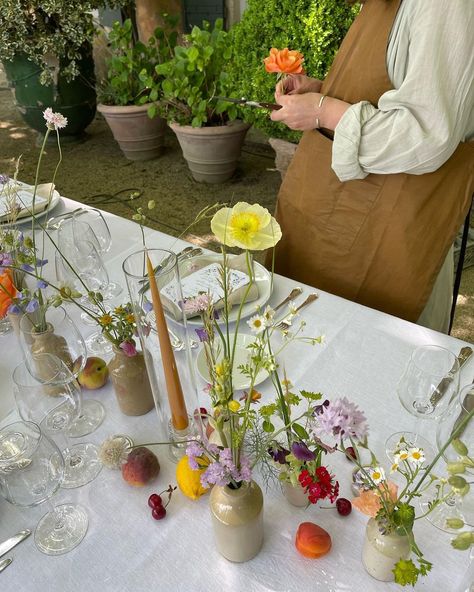 AESME STUDIO | ENGLAND en Instagram: “A dream wedding - a warm summer evening in Provence, a live string quartet playing in a corner of the garden and an alfresco table…” Beach Dinner Parties, Wedding Dinner Table Setting, Wedding Dinner Decor, Alfresco Wedding, Prairie Wedding, Wedding Lunch, Summer Table Settings, Flowers And Fruit, Whimsical Wedding Decorations