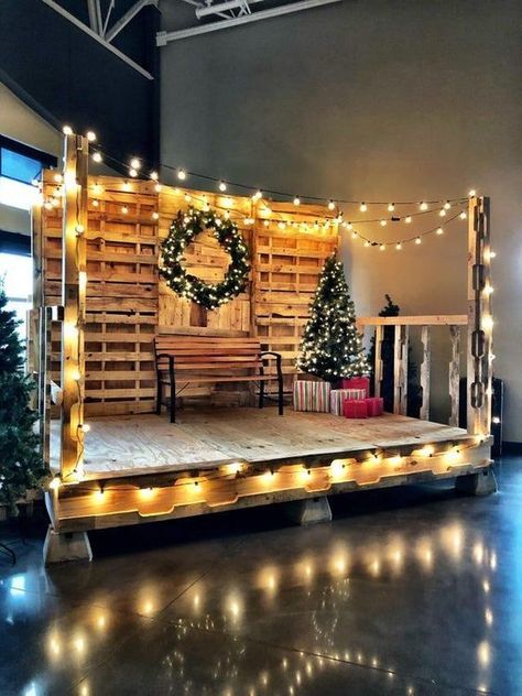 Trending Photo Booth Design for Christmas Christmas Pallets, Christmas Stage Decorations, Woodworking Christmas, Christmas Stage Design, Bühnen Design, Movie Night Ideas, Photo Booth Design, Church Christmas Decorations, Christmas Stage