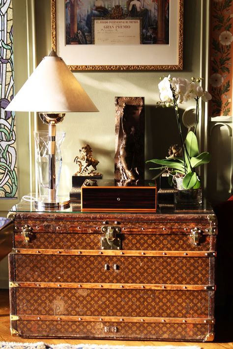 Louis Vuitton Vintage Home Accessories, Louis Vuitton Trunk, British Colonial Style, Antique Trunk, Vintage Trunks, Design Del Prodotto, Decoration Inspiration, Colonial Style, Vintage Louis Vuitton