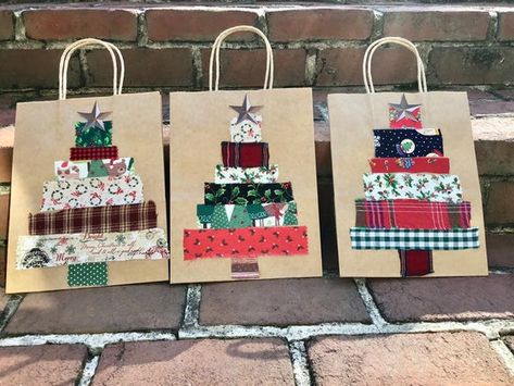 Homemade Gift Bags, Christmas Deer Decorations, Class Christmas Gifts, Christmas Present Wrap, Christmas Scrapbook Layouts, Decorated Gift Bags, Fabric Tree, Unique Gift Wrapping, Christmas Card Crafts