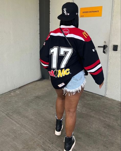 Boxing Match Outfit Ideas Black Women, 90s Hockey Jersey Outfit, Women’s Hockey Jersey Outfit, Basket Ball Jersey Outfit Girl, Jersey Outfit Ideas For Black Women, Christian Zerotre Outfits Women, Playoff 8s Outfit, Basketball Games Outfit Women, Courtside Outfit Basketball Black Woman