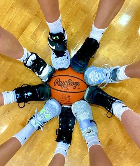 Basketball Team Pictures, Basketball Pictures Poses, Basketball Senior Night, Basketball Pics, Basketball Aesthetic, Basketball Motivation, Basketball Background, Basketball Bag, I Love Basketball