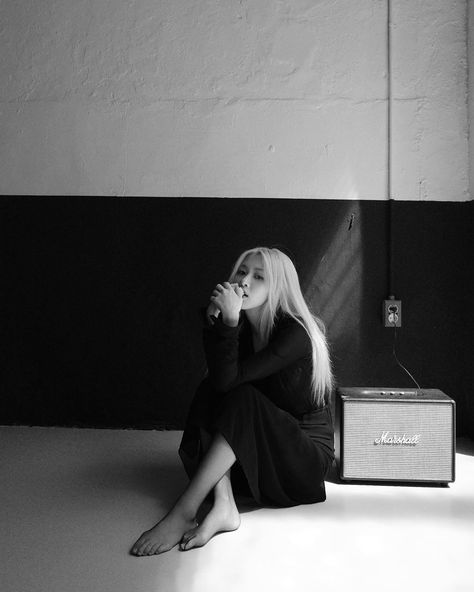 Rose Blackpink Instagram, Parkchaeyoung Blackpink, Rosé Elle, Rosé Ysl, Rosé Ig, Rosé Instagram Update, Instagram Roses, Rosé Black And White, Rosie Posie