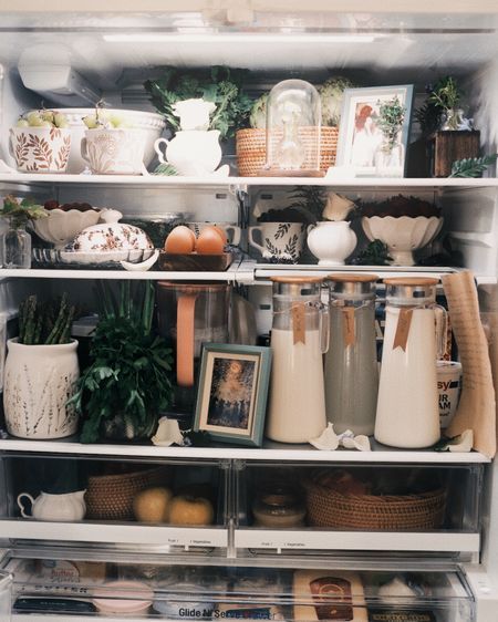 Refrigerator Organization Aesthetic, Fridge Scaping Aesthetic, Glass Fridge Organization, Fridge Scape, Fridgescaping Aesthetic, Fridge Scaping, Dream Fridge, Refrigerator Decor, Glass Fridge