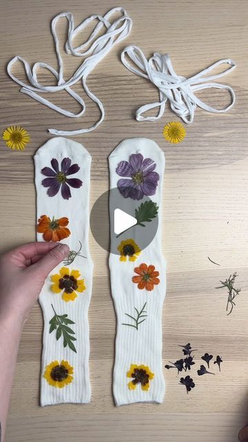 Lauren Wheeler on Instagram: "Eco-printing video tutorial on how to use a  🧦Vive DIY sock kit! 🧦  Kit comes with pre-mordanted socks, all homegrown organic flowers from my garden and detailed instructions. All you need is a steaming vessel and a clean work space. These are easy as pie for all ages!   Even if the idea of making these is a bit scary, I’ve simplified it as much as possible so your socks will come out beautifully no matter what (just follow those instructions!)  DM me for a kit! There’s only a few left. Socks fit sizes 5-8 in women’s." Pounded Flowers, How To Make Socks, Organic Flowers, Diy Socks, Eco Printing, Nature Crafts, My Garden, No Matter What, Project Ideas