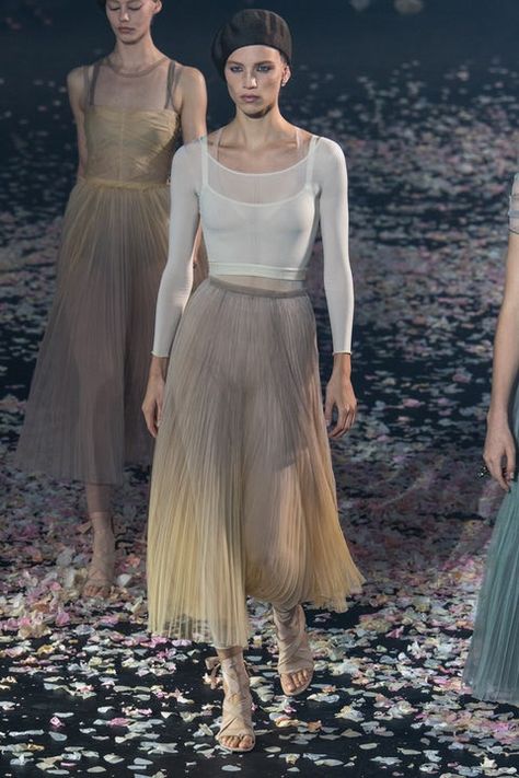 Christian Dior | Ready-to-Wear - Spring 2019 | Look 25 Ballet Inspired Fashion, Dior Ready To Wear, High Fashion Dresses, Petite Fashion Tips, Dior Fashion, Vogue Russia, Fashion Tips For Women, 가을 패션, Nicole Miller