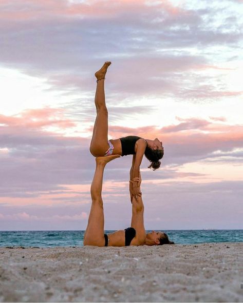 Yoga Poses With Partner, Poses With Partner, 3 Person Yoga Poses, Two Person Yoga Poses, Two Person Yoga, Funny Yoga Poses, Yoga For Two, 2 Person Yoga, Two People Yoga Poses