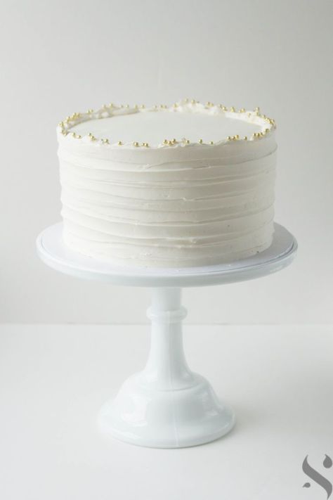 White And Gold Single Tier Cake, Graduation Simple Cake, Sophisticated Birthday Cake, Simple Grad Cake, Birthday Cake With Gold, All White Cake, One Tier Wedding Cake, Simple Graduation Cakes, Graduation Sugar Cookies