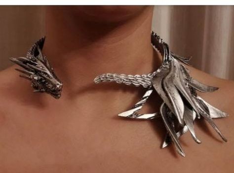 Daenerys Targaryen Dragon Necklace, Daenerys Targaryen Dragons, Game Of Thrones Cosplay, Game Of Thrones Tv, Wedding Ring Necklaces, Dragon Necklace, Jewelry Inspo, Things To Buy, Ring Necklace