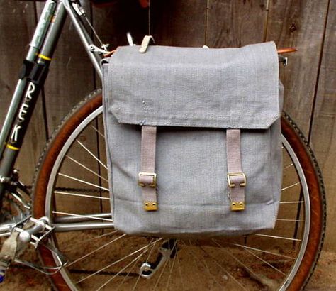 DIY Panniers. More of a conversion tutorial than a sewing pattern. Shows you how to convert a few different things. Diy Sac Pochette, Tattoo Bike, Bike Diy, Bicycle Panniers, Biking Diy, Bike Panniers, Sac Diy, Pannier Bag, I Want To Ride My Bicycle