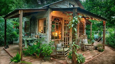 The female form of the man cave is the She-Shed, complete with windows, landscaping, heating, cooling, a roof, lighting and decorated to your heart's content Shed Inspiration, Garden Shed Diy, Reclaimed Building Materials, Asma Kat, Vintage Patio, Dream Patio, Living Vintage, Garden Life, Backyard Sheds