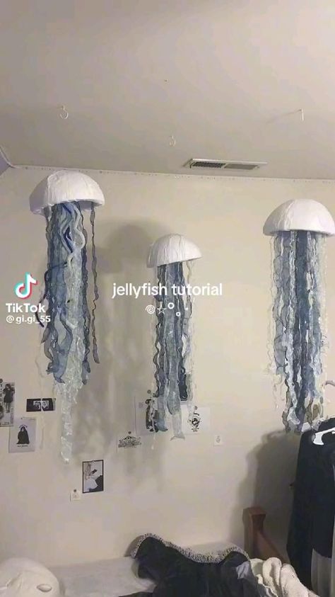 All credits go to @gi.gi_55 on Tik Tok!!! Paper Jellyfish, Jellyfish Decor, Diy Jellyfish, Jellyfish Decorations, Homemade Valentines Day Cards, Craft Table Diy, Black Living Room Decor, Homemade Mothers Day Gifts, Wall Art Diy Paint