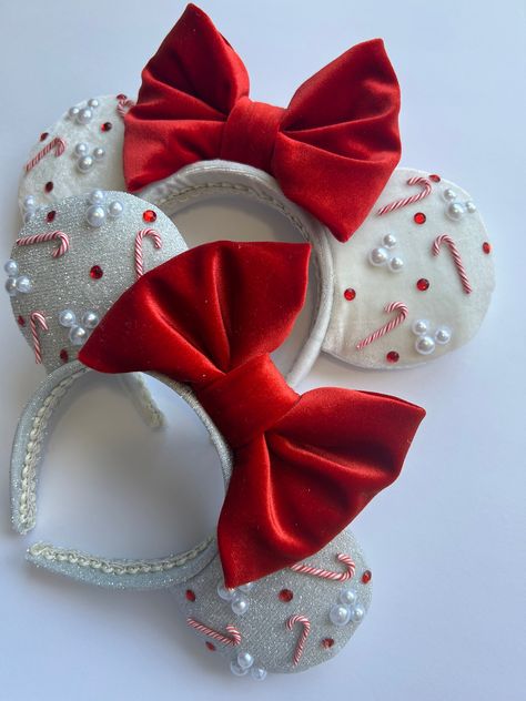 Candy Cane pearl Mickey ears .  Choose from white velvet ears with a red velvet or a Silver glitter ears with a velvet bow to give it that Festive shimmer look .  Perfect ears for the Holiday Season Christmas Ears Disney, Disney Ears Homemade, Princess Disney Ears, Disney Ear Outfits, Disney Christmas Ears Diy, Light Up Disney Ears, Disney Ears Christmas, Diy Ears Disney, Diy Disney Ears Headband