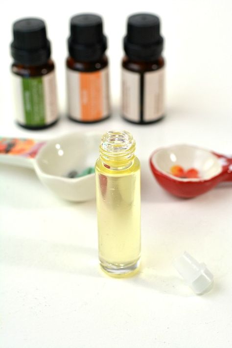 Floral DIY Essential Oil Roller- This DIY rollerball perfume is so easy to make, and smells wonderfully floral! Check out this tutorial to find out how to make your own roll on perfume! | perfume rollerball, floral perfume, DIY gift ideas, #perfume #diy #homemade #essentialOils Soap Diy Recipes, How To Make Homemade Perfume, Perfume Rollerball, Perfume Diy, Essential Oil Mixtures, Homemade Perfume, Diy Soap Recipe, Neroli Essential Oil, Floral Diy