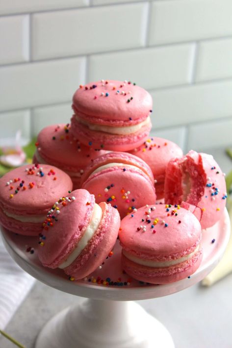 The Easiest French Macarons - The Squeaky Mixer Squeaky Mixer, French Macaron Recipe, Homemade Macarons, French Macarons Recipe, French Macaron, Cookies Brownies, Fun Baking, Cookie Time, Macaron Recipe